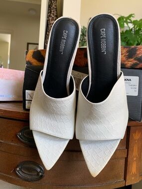 Cape Robbin White Pointed Toe Slide Mules